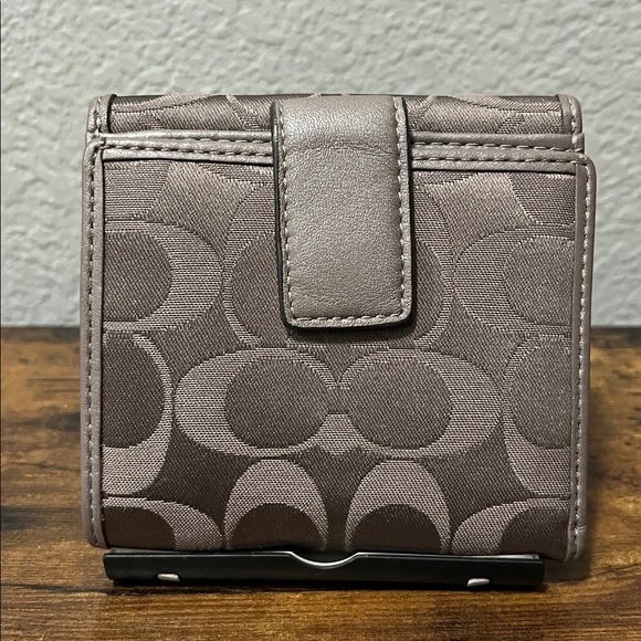 Coach Wallet with Silver Hardware/ Great Condition.. - Picture 2 of 11